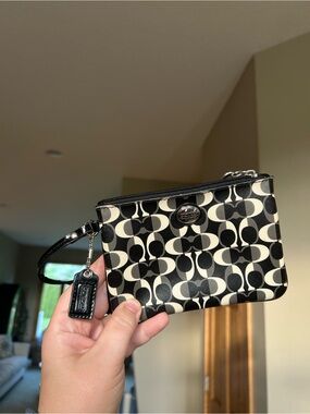 Coach Black & Cream Signature Wristlet Clutch Y2K